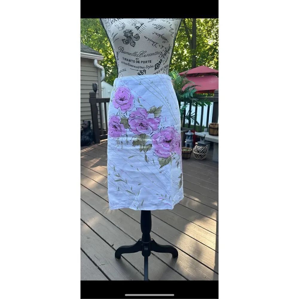 And Taylor loft 100% linen, floral skirt, built in liner. 12P